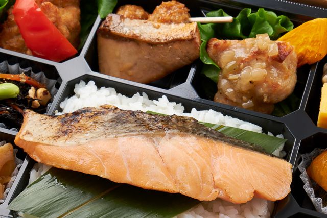 季のいろ-tokinoiro-（東京店）-山吹-国産鮭の塩焼きとねぎ塩チキン御膳-