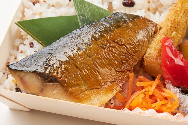 B.LOGIC（東京店）-鯖の塩焼きと彩りバランスBOX（雑穀米）