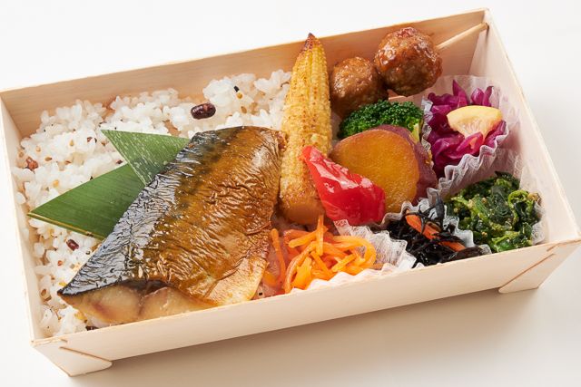 B.LOGIC（東京店）-鯖の塩焼きと彩りバランスBOX（雑穀米）