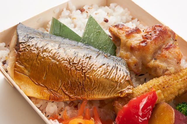 B.LOGIC（東京店）-塩麹グリルチキン＆鯖の塩焼きと彩りバランスBOX（雑穀米・お茶付き）