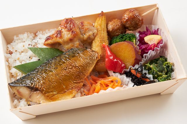 B.LOGIC（東京店）-塩麹グリルチキン＆鯖の塩焼きと彩りバランスBOX（雑穀米・お茶付き）