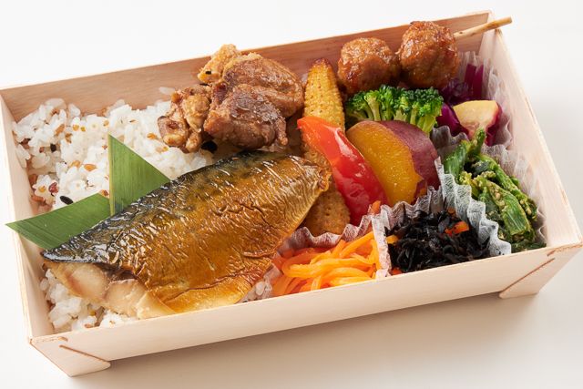 B.LOGIC（東京店）-ポークジンジャー＆鯖塩焼きと彩りバランスBOX（雑穀米・お茶付き）