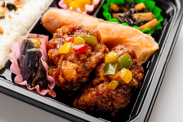 味いち健美-【25品目とたんぱく質が摂れる】鶏黒酢あん・銀鮭弁当