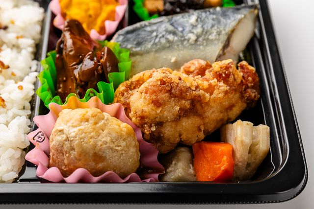 味いち健美-【25品目とたんぱく質が摂れる】根菜サバ塩麹・唐揚げつくね鶏レバー弁当