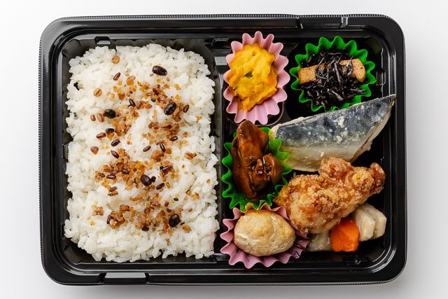 味いち健美-【25品目とたんぱく質が摂れる】根菜サバ塩麹・唐揚げつくね鶏レバー弁当