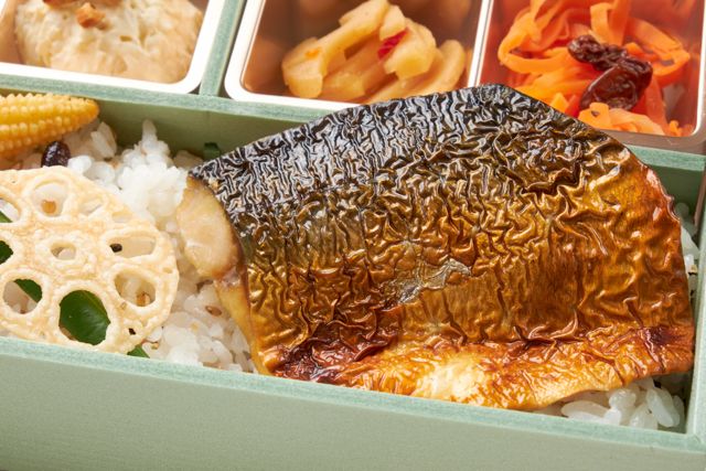 Gemma［ジェンマ］（東京店）-焼き塩鯖と厳選8種の旬彩デリ（雑穀米）