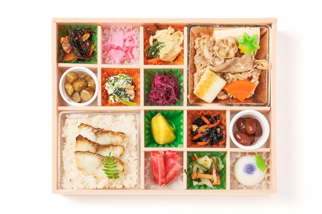 麻布 四季彩堂-【熨斗対応可】鯛めしと牛すき焼きの十二彩折詰