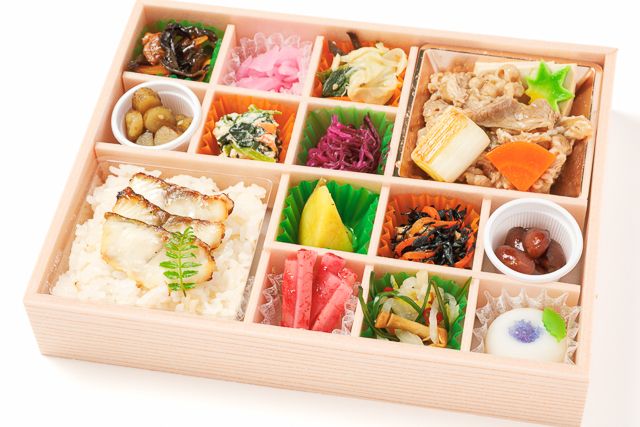麻布 四季彩堂-【熨斗対応可】鯛めしと牛すき焼きの十二彩折詰