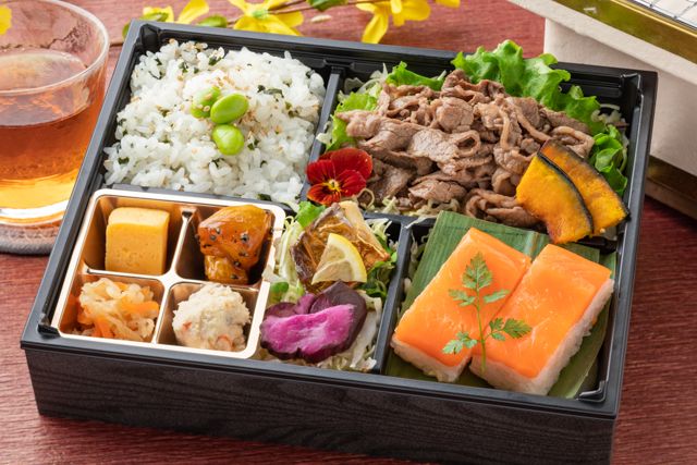 氷見 牛屋（京都店）-富山県産ます寿司弁当〜特撰トロます寿司と氷見牛焼肉〜