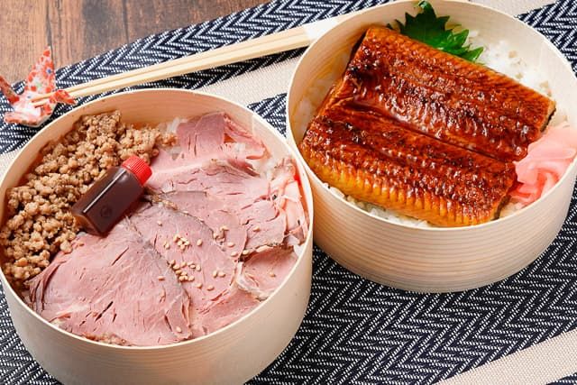 彩うらら-薄切り 炭火焼き ローストビーフ＆鰻の2段弁当［U-11］