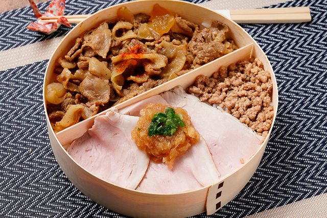 彩うらら-薄切り 炭火焼き ローストポーク＆焼肉わっぱ弁当［U-08］