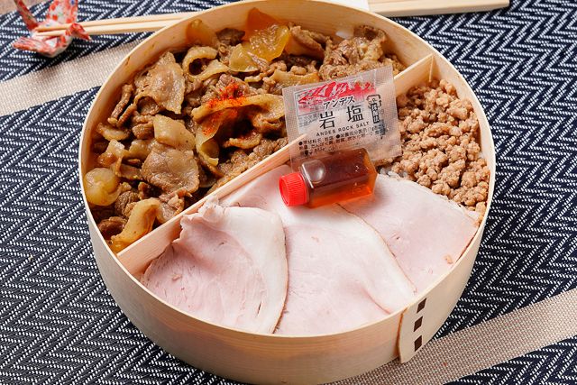 彩うらら-薄切り 炭火焼き ローストポーク＆焼肉わっぱ弁当［U-08］