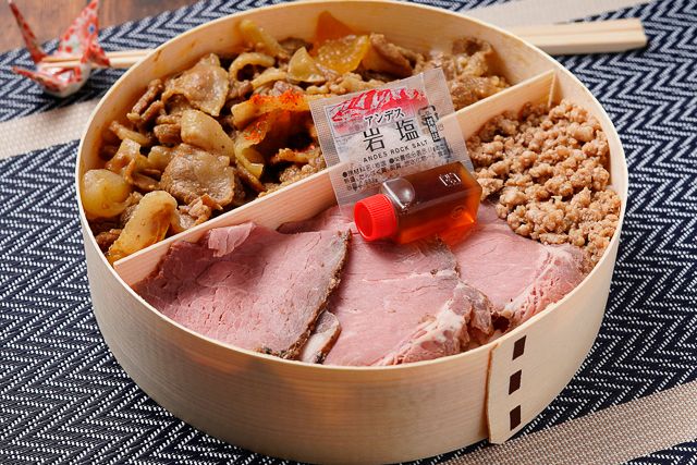 彩うらら-薄切り 炭火焼き ローストビーフ＆焼肉わっぱ弁当［U-07］