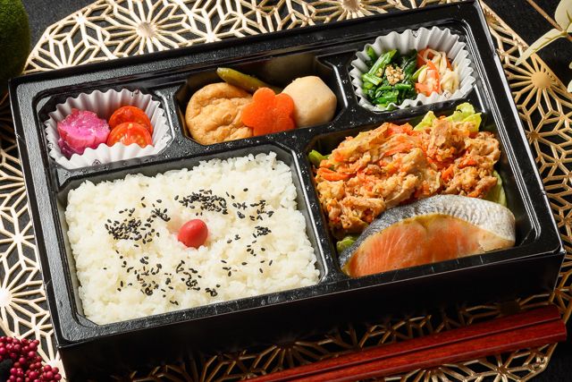 彩り三膳-牛すき焼きと鮭の2種弁当