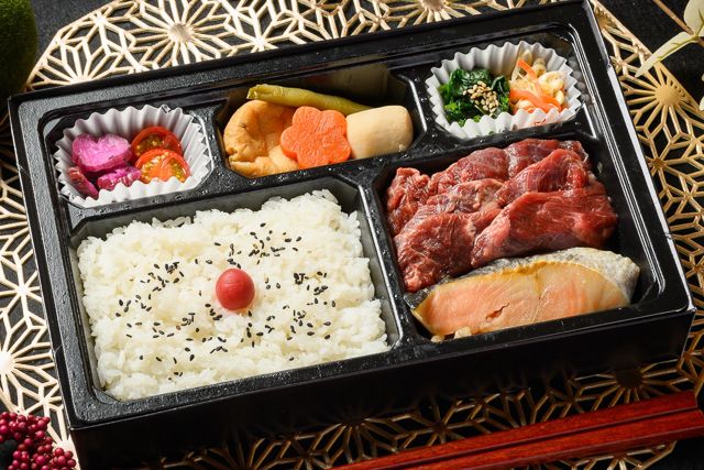 彩り三膳-牛ハラミと鮭の2種弁当