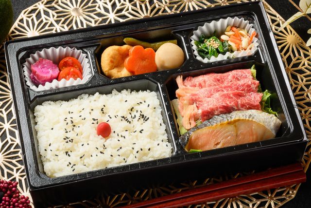 彩り三膳-サーロインと鮭の2種弁当