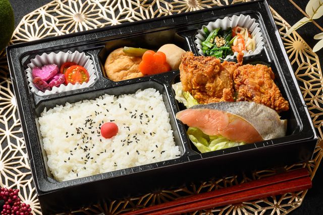 彩り三膳-若鳥の唐揚げと鮭の2種弁当