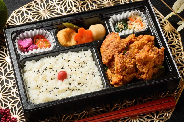 彩り三膳-若鳥の唐揚げ弁当
