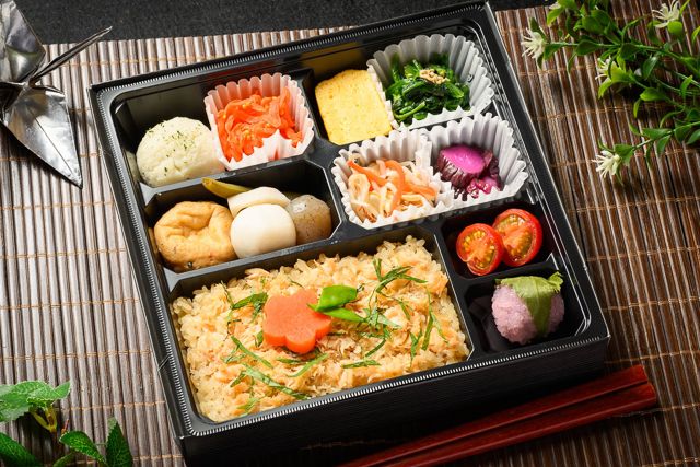 彩り三膳-鮭炊き込み御膳