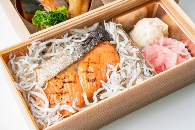 日本料理すし哲-ステーキと焼鮭との和御膳