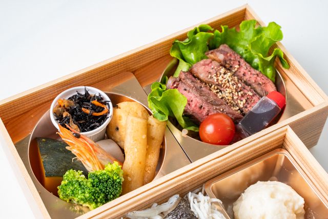 日本料理すし哲-ステーキと焼鮭との和御膳