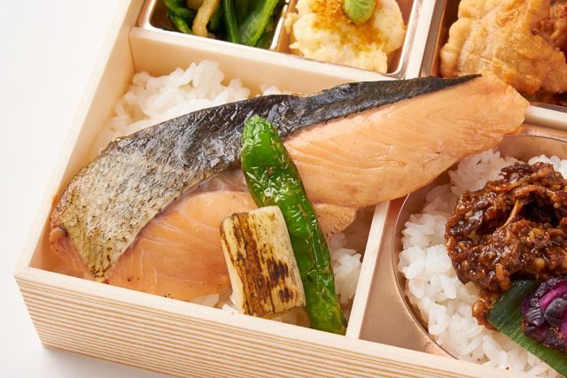 旬菜割烹 膳（東京店）-国産鮭の塩焼きと若鶏の唐揚げ