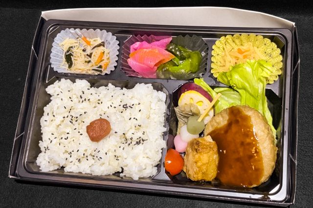 仕出し割烹空海-ハンバーグと鶏の唐揚げ彩り弁当