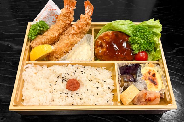 仕出し割烹空海-煮込みハンバーグとエビフライ弁当