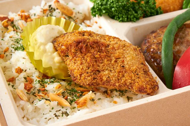 Kitchen Palette（福岡店）-本格ハンバーグと白身魚の香草パン粉焼き弁当【白米】