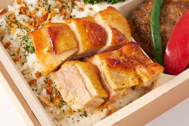 Kitchen Palette（福岡店）-本格ハンバーグとWチキンステーキの肉盛弁当【白米】