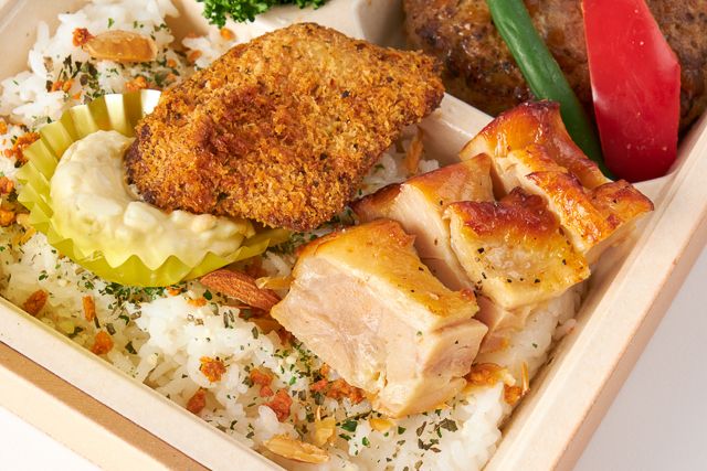 Kitchen Palette（福岡店）-三種メインの豪華洋食フル弁当【白米】