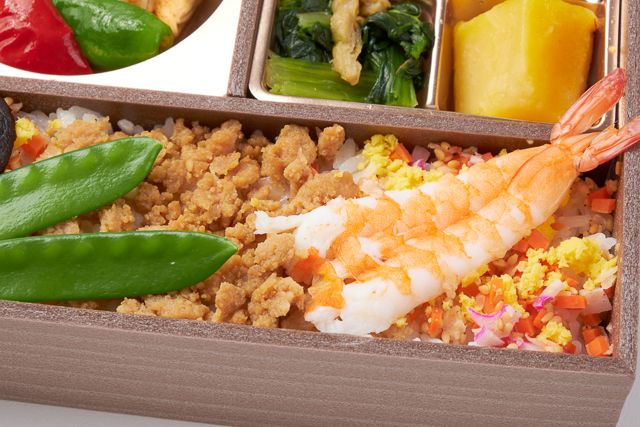 鮨・割烹 華やぎ（東京店）-鶏そぼろと海老の華ちらし御膳～鰆の西京焼き～