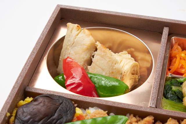 鮨・割烹 華やぎ（東京店）-鶏そぼろと海老の華ちらし御膳～鰆の西京焼き～