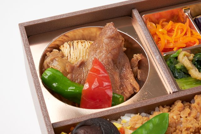 鮨・割烹 華やぎ（東京店）-鶏そぼろと海老の華ちらし御膳～牛すき焼き～