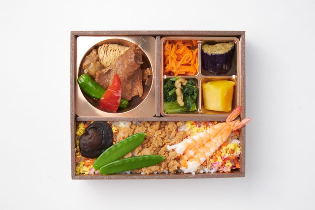 鮨・割烹 華やぎ（東京店）-鶏そぼろと海老の華ちらし御膳～牛すき焼き～