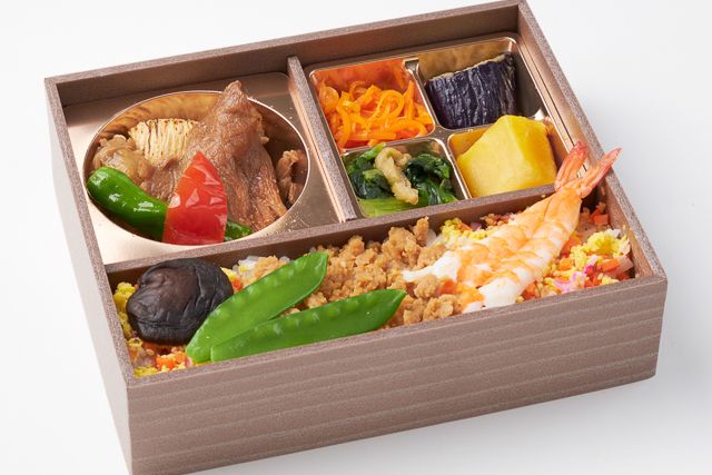 鮨・割烹 華やぎ（東京店）-鶏そぼろと海老の華ちらし御膳～牛すき焼き～