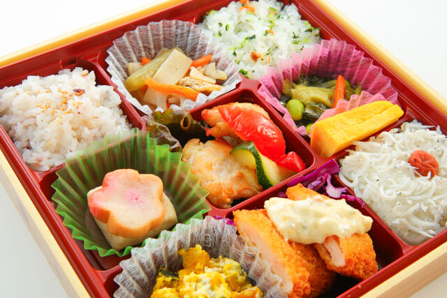 あじひと日和-チキングリルと海老イカカツの幕の内弁当