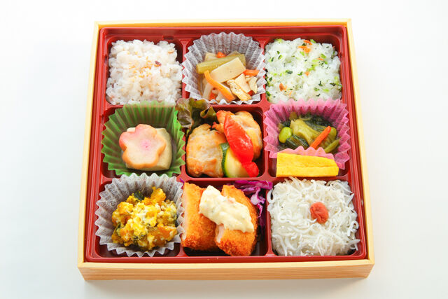あじひと日和-チキングリルと海老イカカツの幕の内弁当