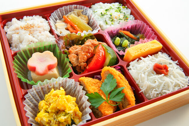 あじひと日和-黒トリュフ風唐揚げとハラミカツの幕の内弁当