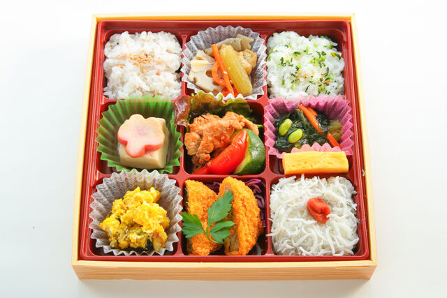 あじひと日和-黒トリュフ風唐揚げとハラミカツの幕の内弁当