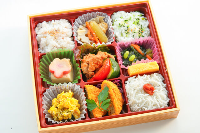 あじひと日和-黒トリュフ風唐揚げとハラミカツの幕の内弁当