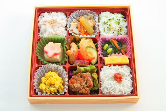 あじひと日和-チキングリルと黒トリュフ風唐揚げの幕の内御膳