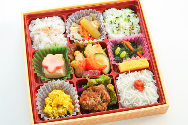 あじひと日和-チキングリルと黒トリュフ風唐揚げの幕の内御膳