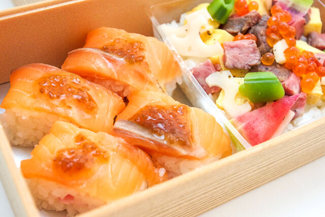 サーモンコンフィの押し寿司と彩り肉ちらし御膳
