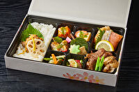 赤坂料亭「球磨川」-彩幕ノ内弁当 -黒毛和牛すき焼きとあさりの時雨煮ご飯-