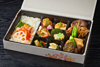赤坂料亭「球磨川」-彩幕ノ内弁当 -黒毛和牛すき焼きと鮭といくらの親子飯-