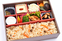 神戸 里家-季節の炊き込みご飯と彩り8枡弁当