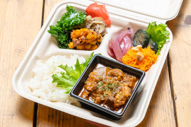 牛すじカレー煮込みBOX【Stewed Beef Curry Box】