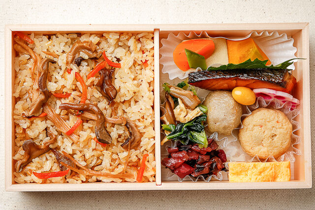 桂-【秋限定】鮭の柚庵焼きとキノコの炊き込みご飯弁当［秋1］
