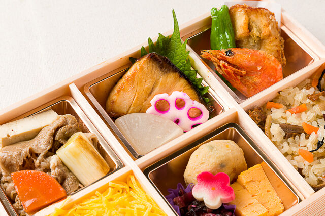 桂-【冬限定】牛すき焼きとフグの唐揚げ厳選ぶりの照り焼き彩り御膳【冬5】